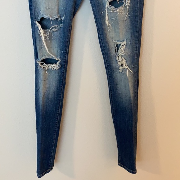 💎KanCan Distressed Skinnies - Picture 6 of 8